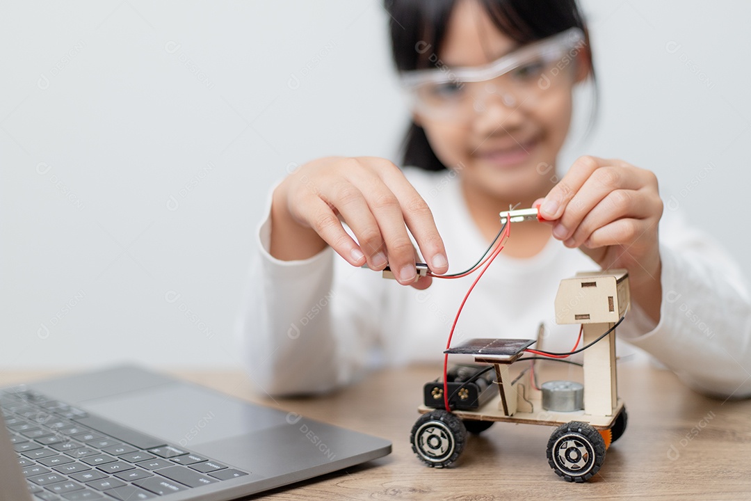 Estudante asiática aprendem em casa codificando carros robôs e cabos de placas eletrônicas em STEM, STEAM, código de computador de tecnologia de engenharia matemática em robótica para conceitos infantis.