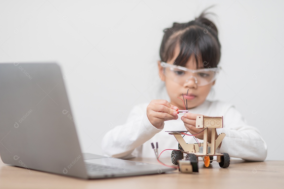 Estudante asiática aprendem em casa codificando carros robôs e cabos de placas eletrônicas em STEM, STEAM, código de computador de tecnologia de engenharia matemática em robótica para conceitos infantis.