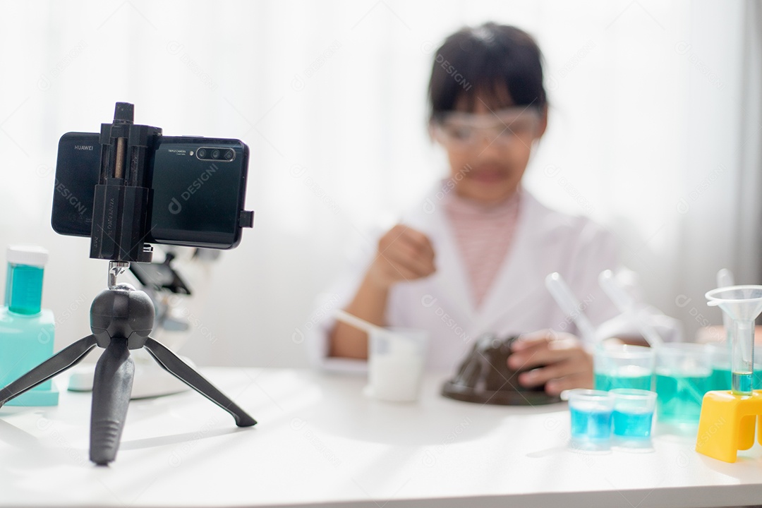 educação, ciência, química e conceito de crianças - crianças ou estudantes com tubo de ensaio fazendo experimento no laboratório da escola