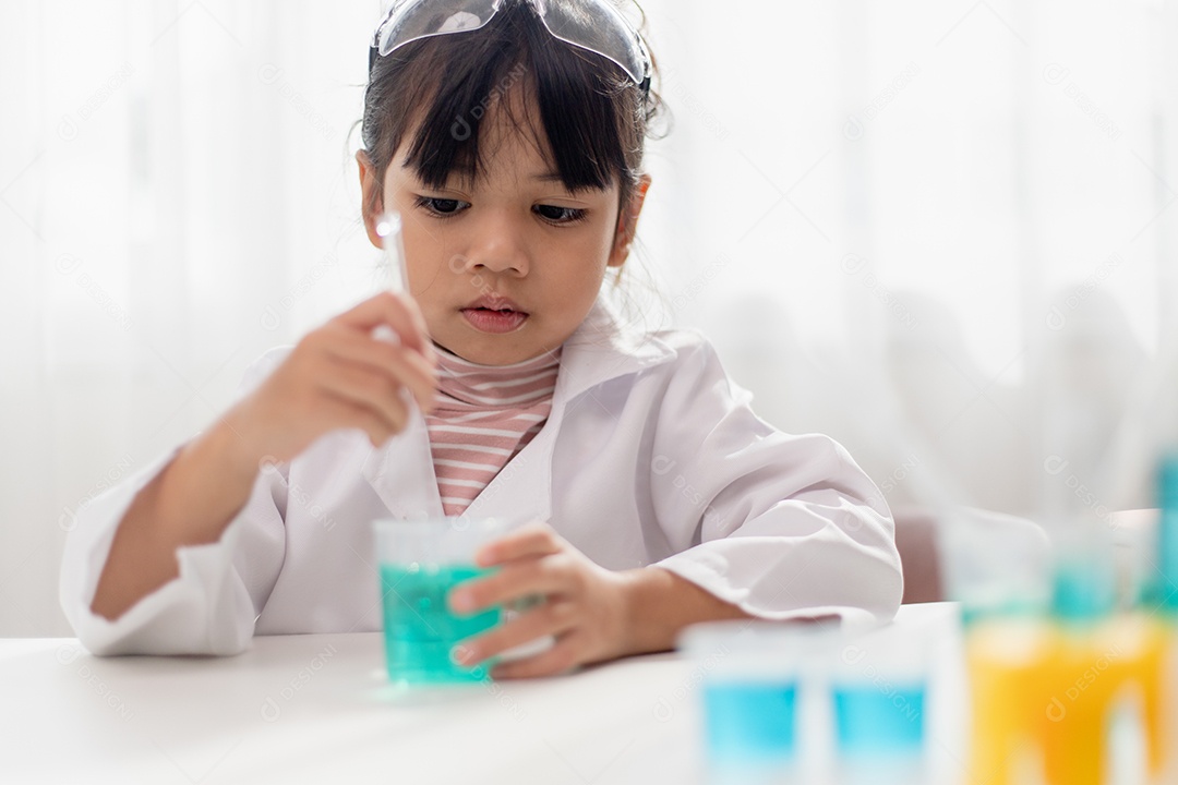 educação, ciência, química e conceito de crianças - crianças ou estudantes com tubo de ensaio fazendo experimento no laboratório da escola
