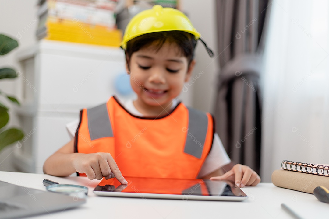 Menina asiática futuros engenheiros