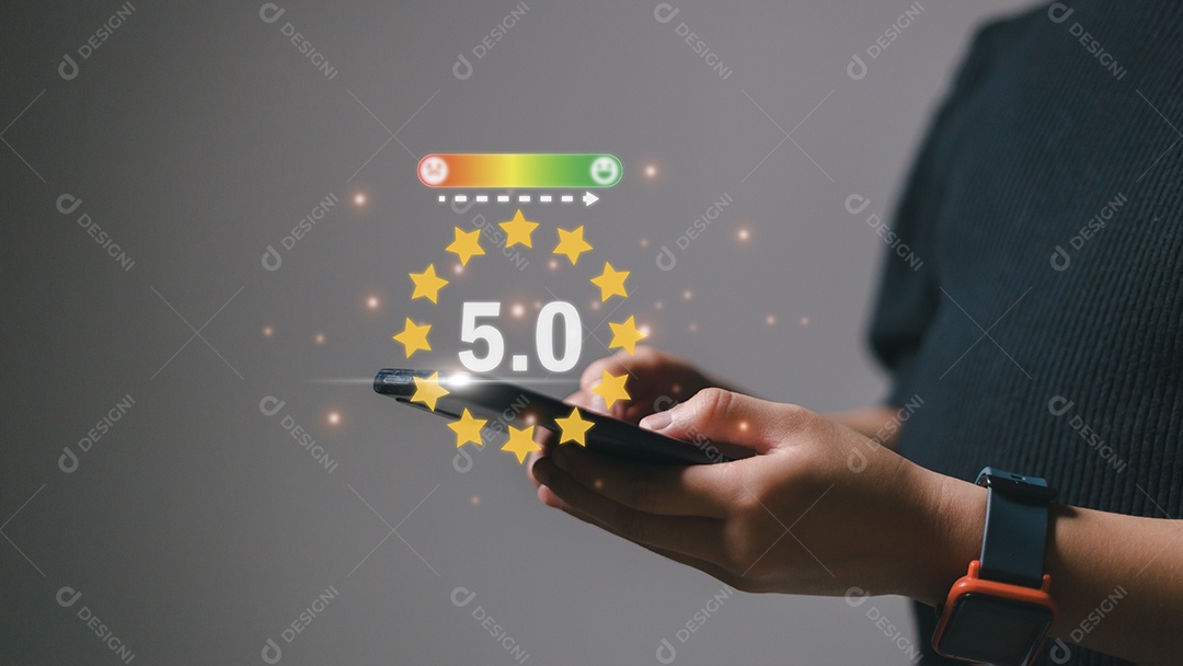 Mão dando conceito de revisão de feedback de satisfação do cliente de cinco estrelas. Experiência de atendimento ao cliente e satisfação comercial