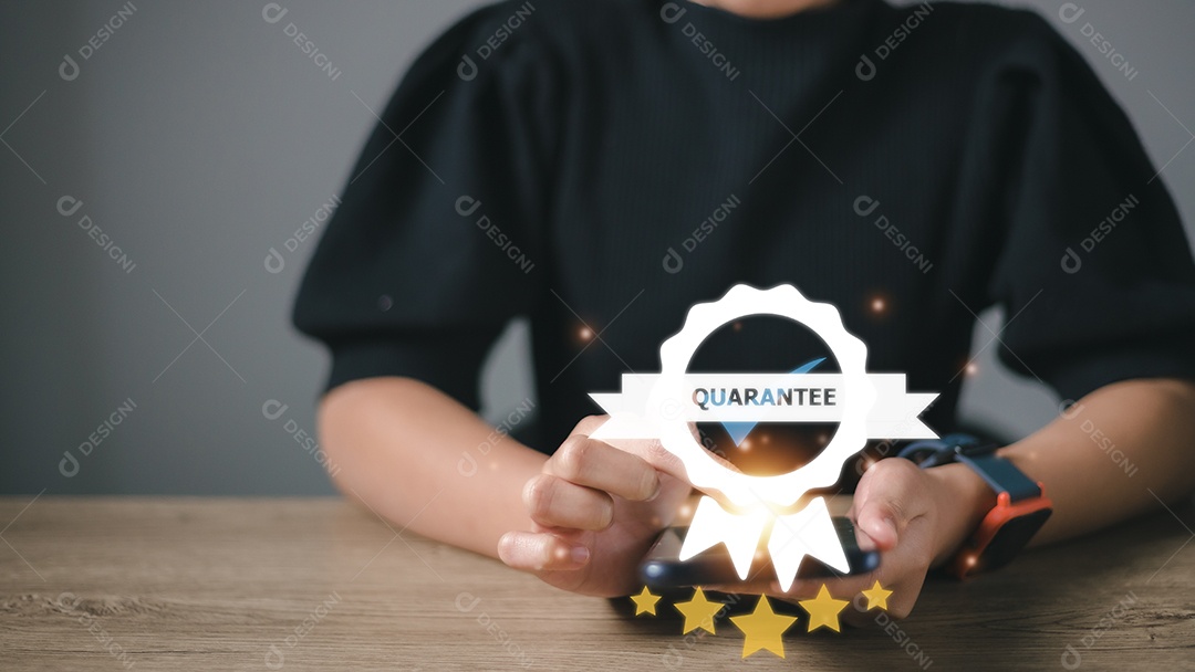 Mãos tocando a etiqueta de etiqueta de ícone de garantia virtual para dar a melhor garantia de qualidade para produto de garantia ou pesquisa de satisfação de serviço de revisão de feedback.