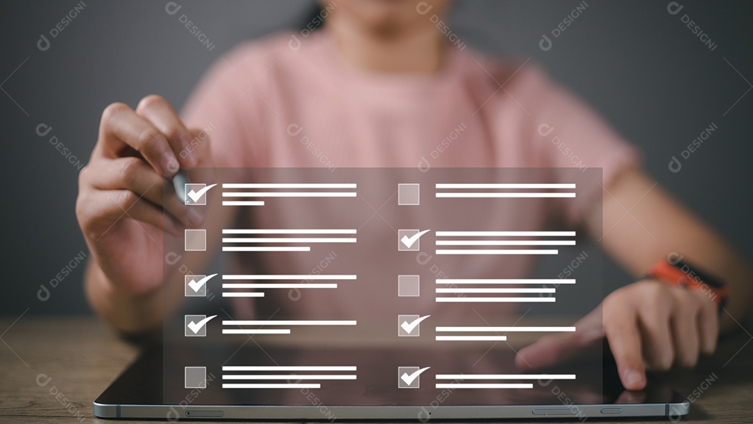 Empresária Faça uma avaliação, questionário, avaliação, pesquisa online exame online Escolhendo a resposta certa no exame, preenchendo um formulário de pesquisa online. Responda às perguntas do teste.