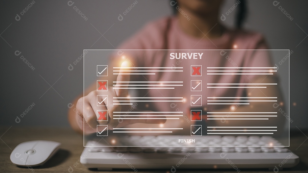 empresária Faça uma avaliação, questionário, avaliação, pesquisa online exame online Escolhendo a resposta certa no exame, preenchendo um formulário de pesquisa online. Responda às perguntas do teste.