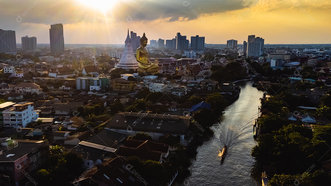 Vista de alto ângulo Fotografia aérea do grande Buda na cidade grande