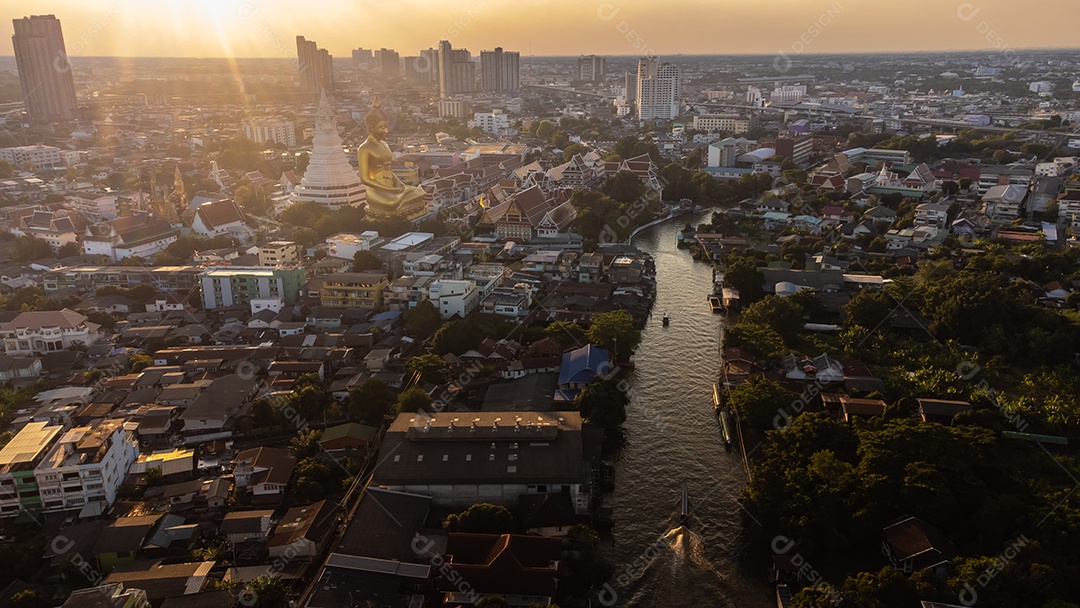 Vista de alto ângulo Fotografia aérea do grande Buda na cidade grande