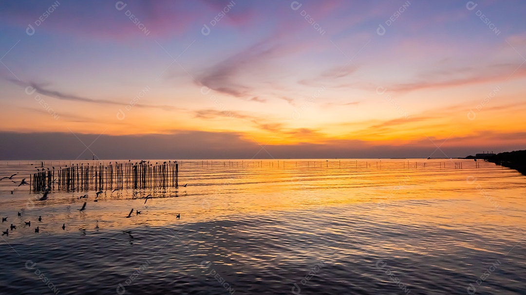 Paisagem da costa do mar durante o crepúsculo. Pôr do sol da noite.