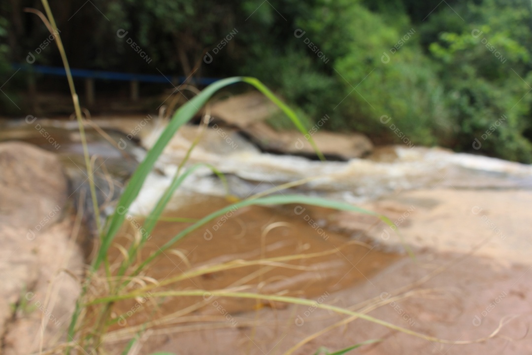 Linda paisagem de uma cachoeira pedreiras