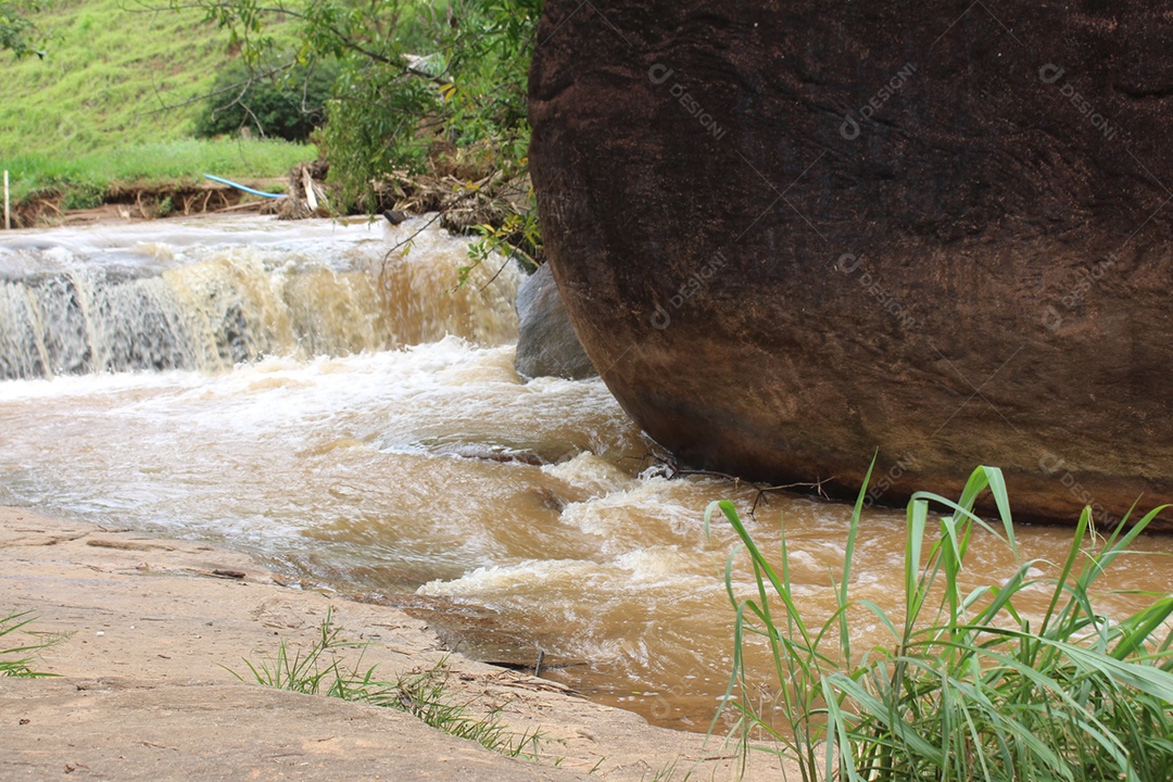 Linda paisagem de uma cachoeira pedreiras