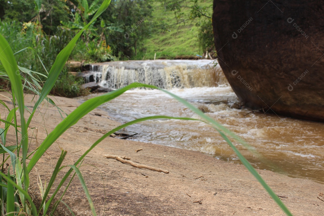 Linda paisagem de uma cachoeira pedreiras