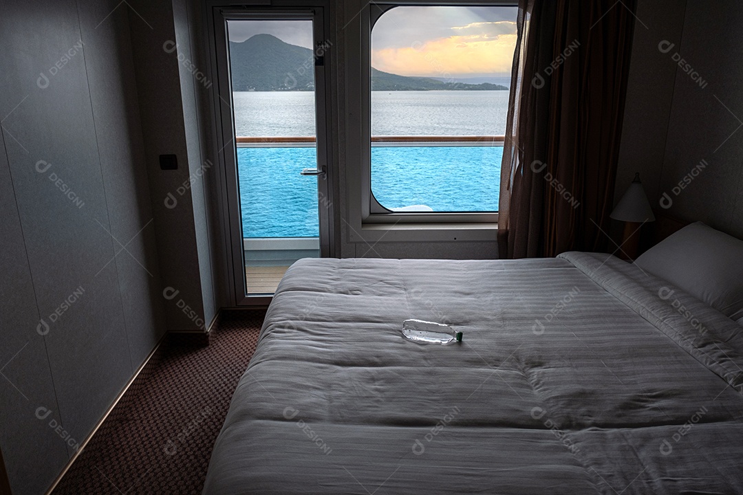 Garrafa de água na cama iluminada pela luz da cabine do cruzeiro