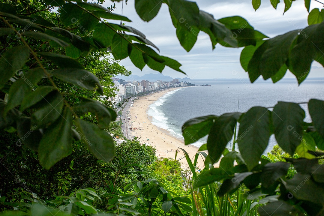 Praia do Leblon vista do mirante da falésia no Rio de Janeiro.
