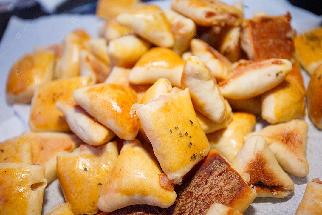 Petiscos típicos de festa brasileira em uma mesa preta com guardanapo branco no Rio de Janeiro.