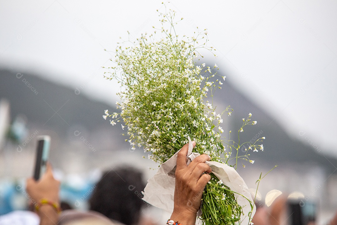 Flores em homenagem a iemanjá, durante festa na praia de Copacabana.