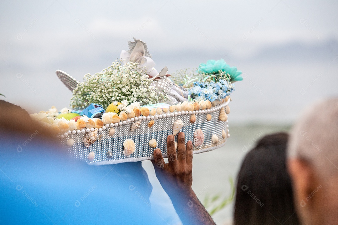 Barco com oferendas a iemanjá, durante festa na praia de Copacabana.