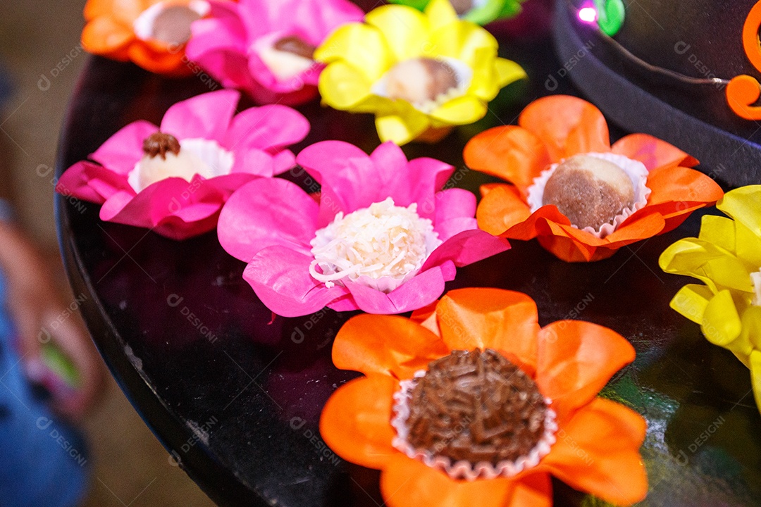 Doces de festa em mesa preta no Rio de Janeiro.