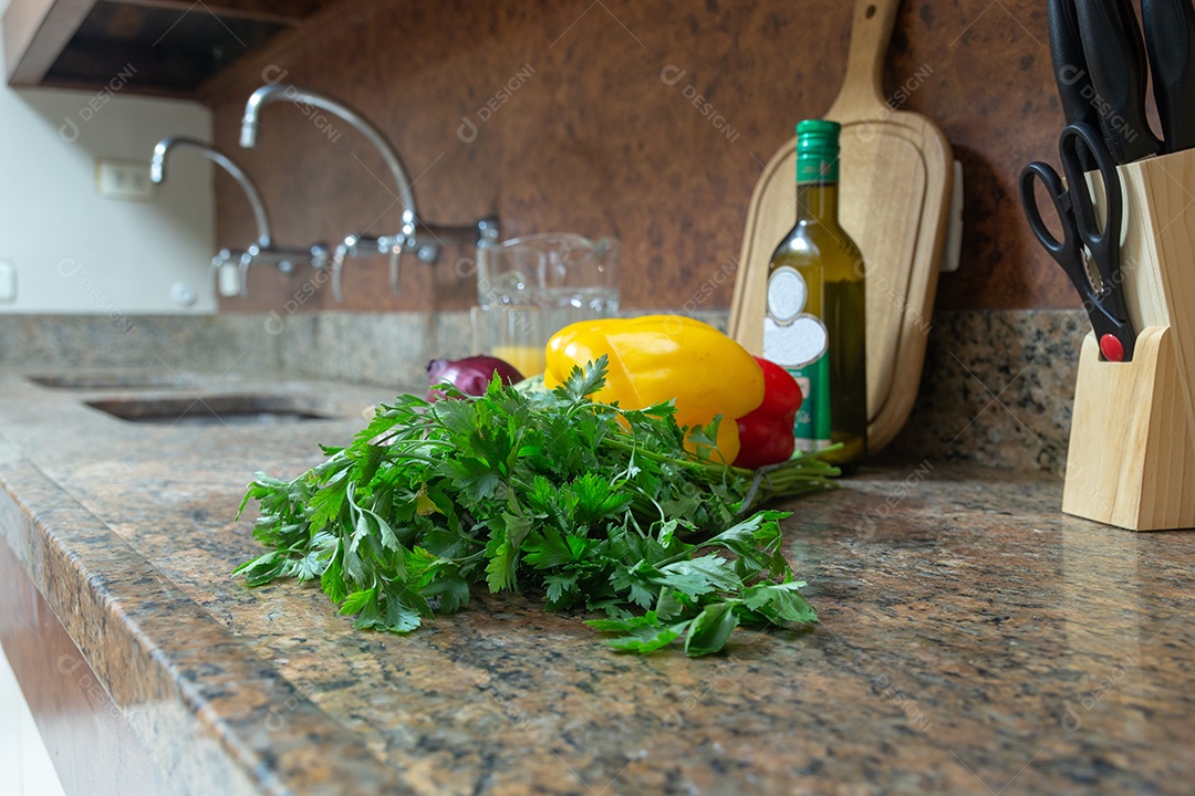 Legumes na mesa da cozinha no Rio de Janeiro.