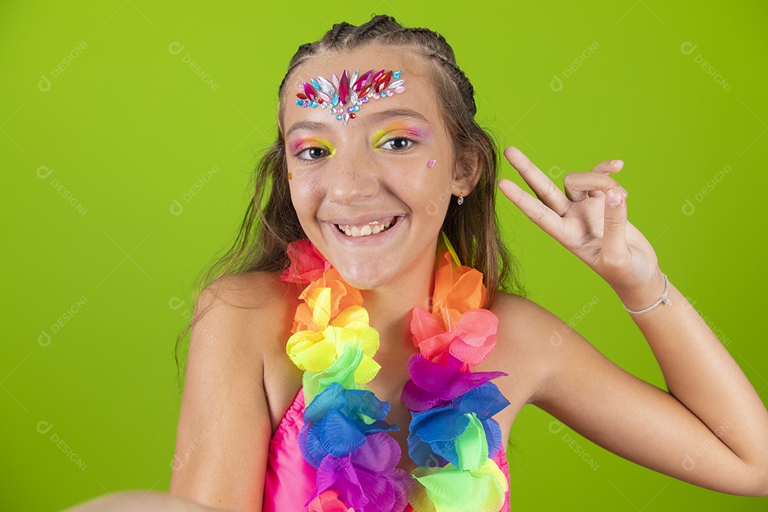 Linda menina jovem garota usando fantasia de carnaval