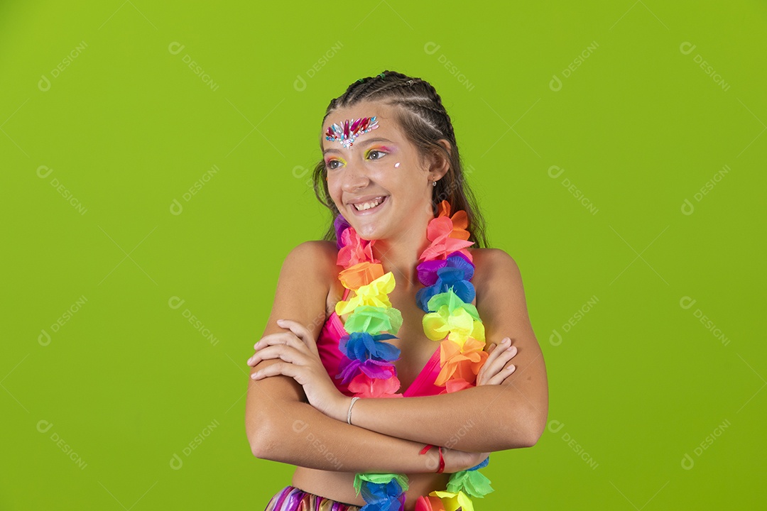 Linda menina jovem garota usando fantasia de carnaval