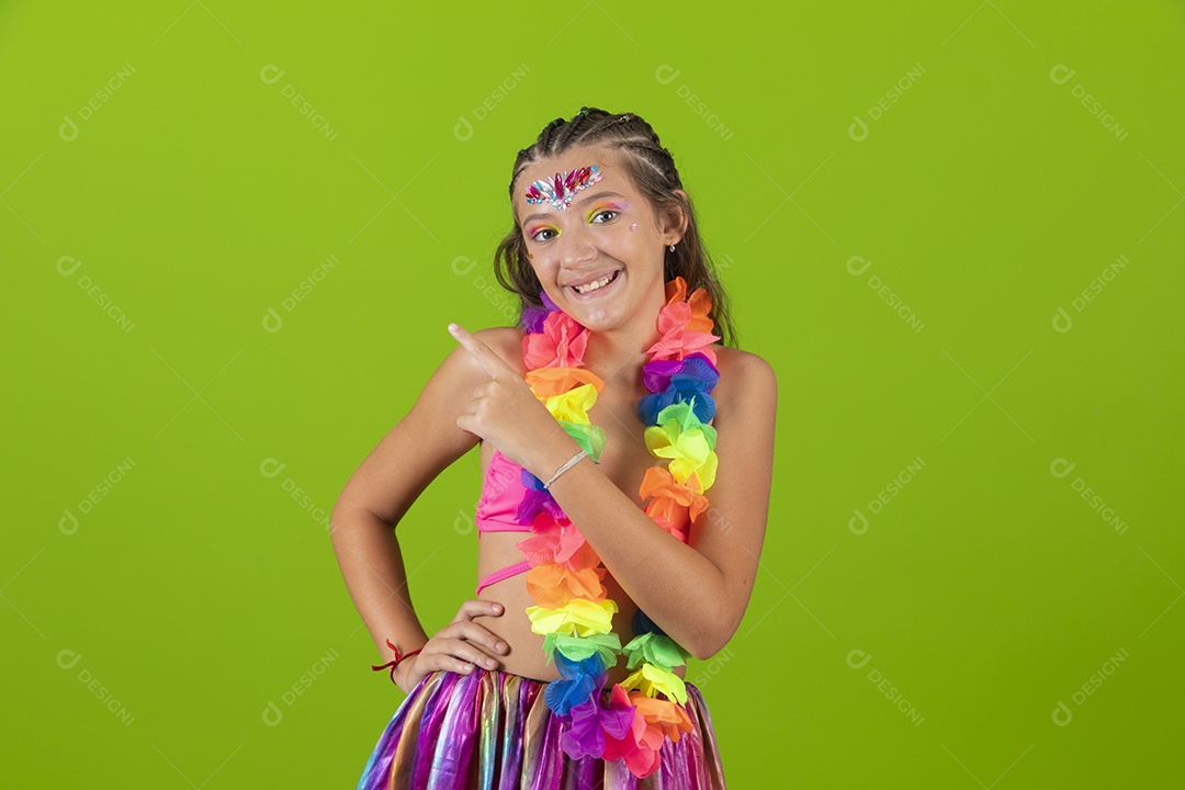 Linda menina jovem garota usando fantasia de carnaval