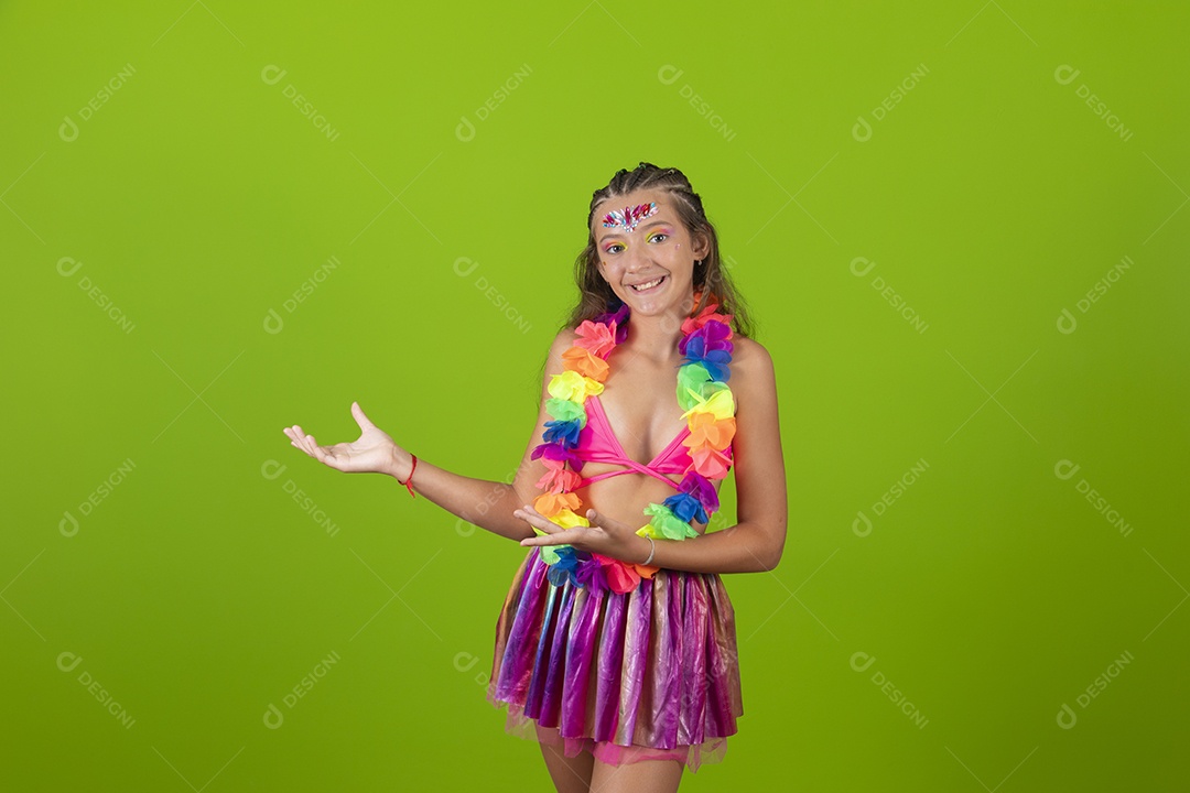 Linda menina jovem garota usando fantasia de carnaval