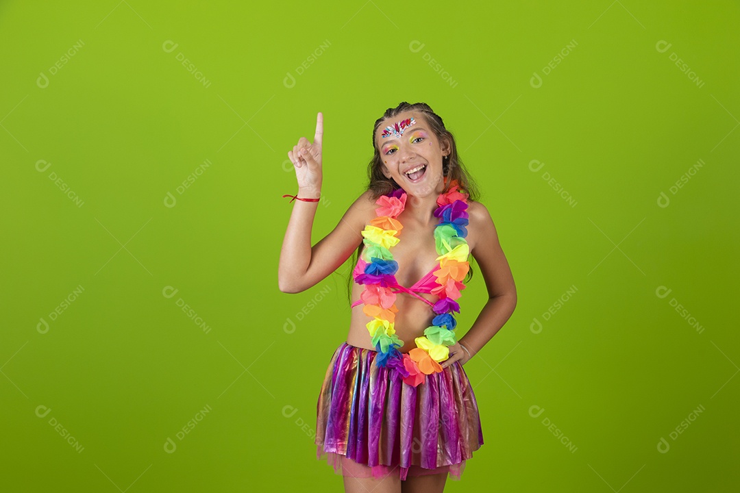 Linda menina jovem garota usando fantasia de carnaval