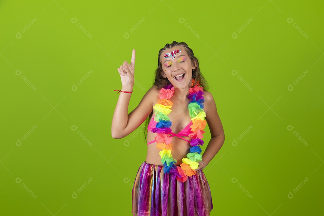 Linda menina jovem garota usando fantasia de carnaval