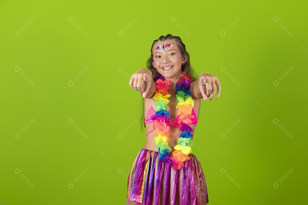 Linda menina jovem garota usando fantasia de carnaval