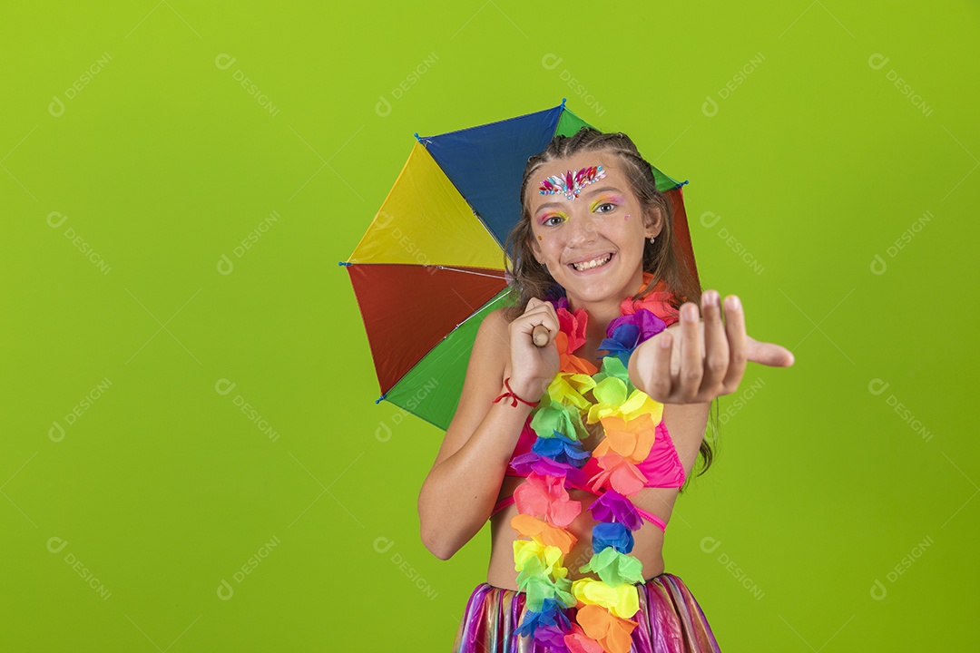 Linda menina jovem usando fantasia de carnaval sobre fundo isolado