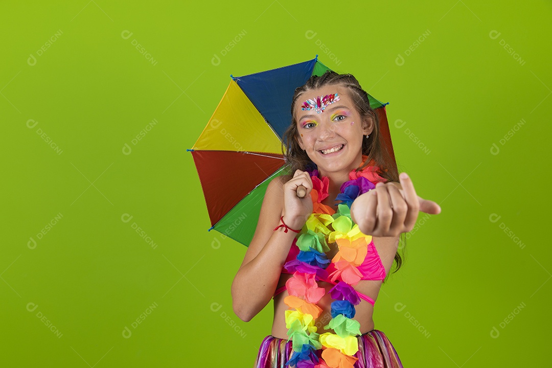 Linda menina jovem usando fantasia de carnaval sobre fundo isolado
