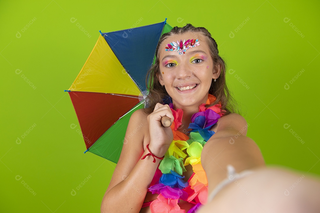 Linda menina jovem usando fantasia de carnaval sobre fundo isolado