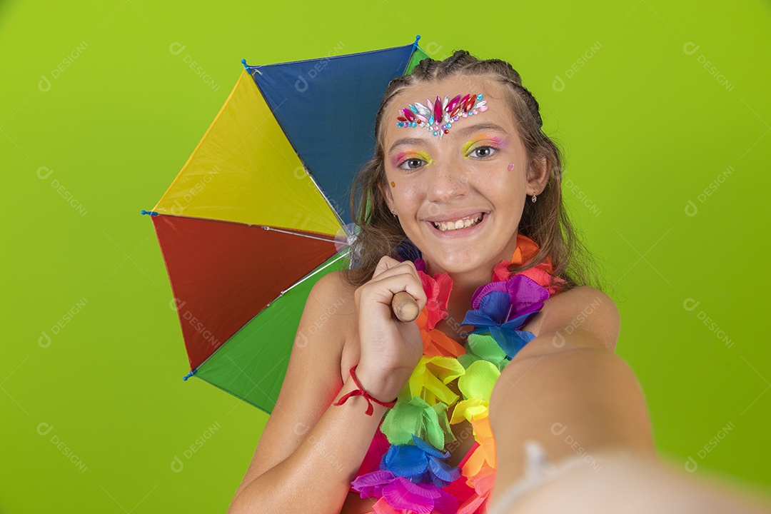 Linda menina jovem usando fantasia de carnaval sobre fundo isolado