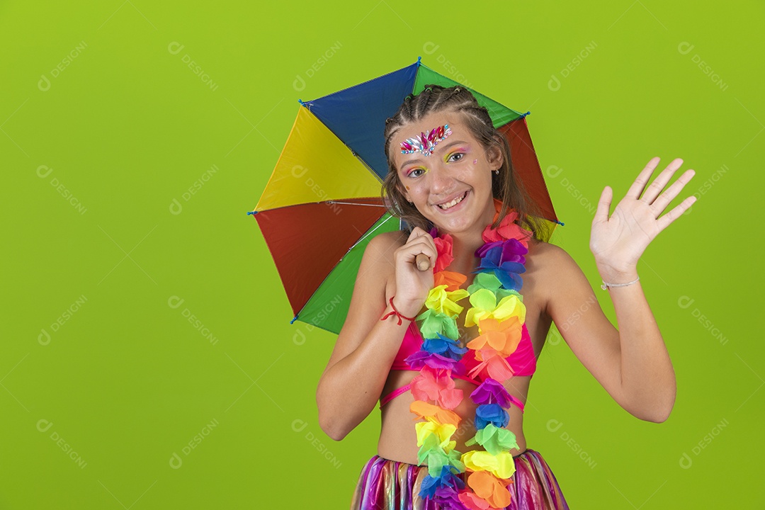 Linda menina jovem usando fantasia de carnaval sobre fundo isolado