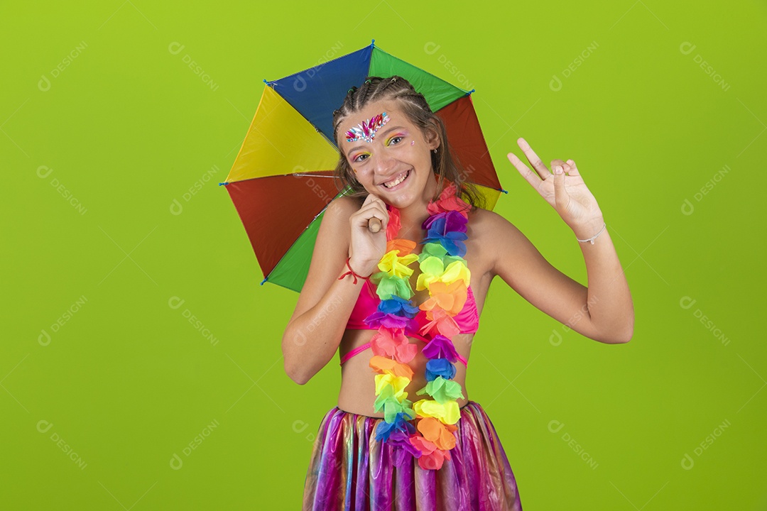 Linda menina jovem usando fantasia de carnaval sobre fundo isolado
