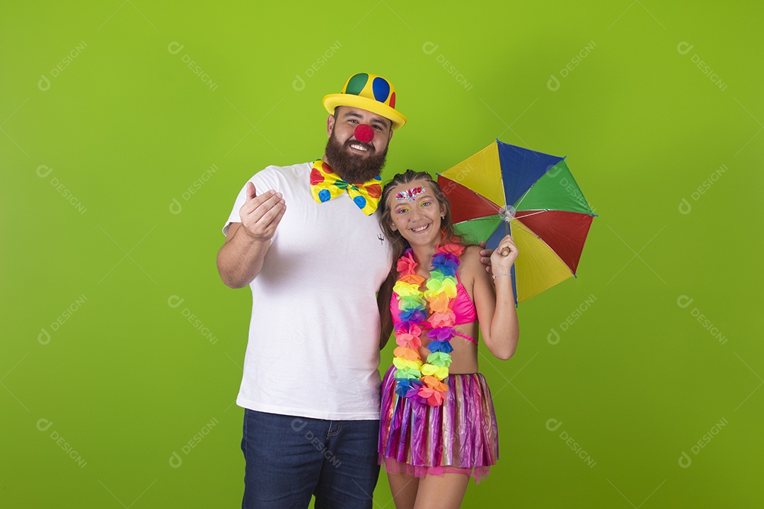 Pai e filha usando fantasias de carnaval sobre fundo isolado