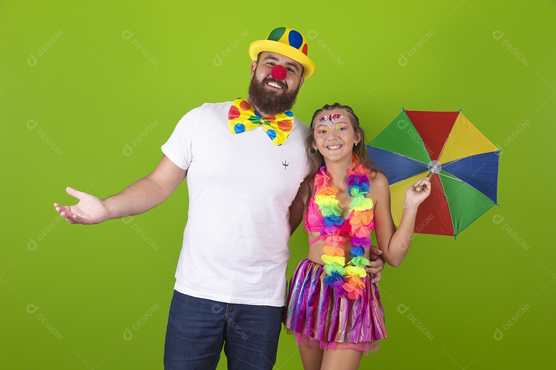 Pai e filha usando fantasias de carnaval sobre fundo isolado