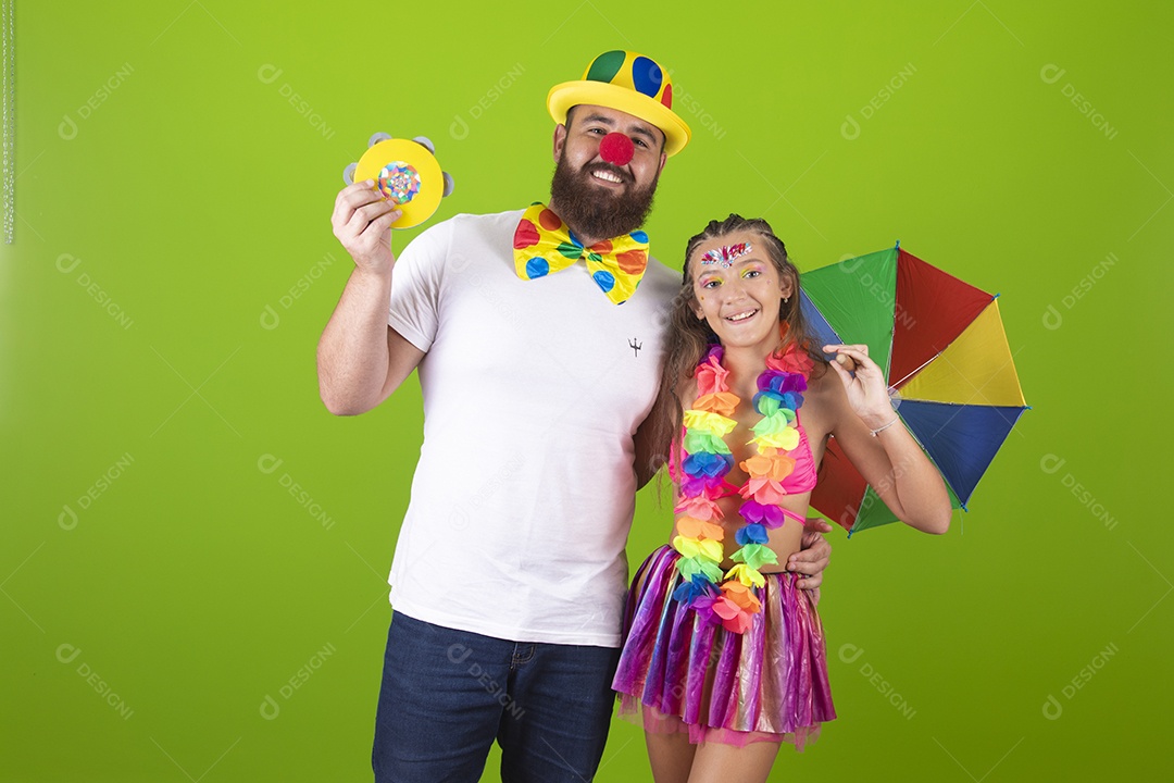 Pai e filha usando fantasias de carnaval sobre fundo isolado