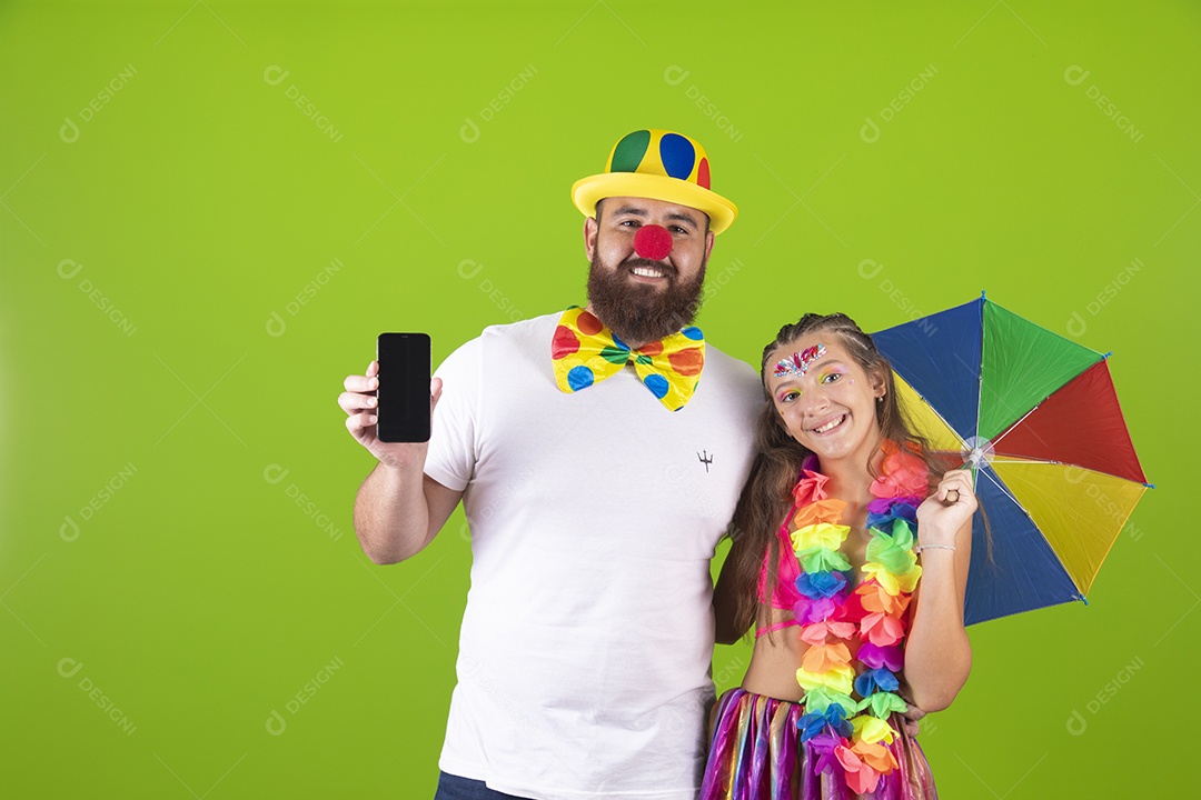 Pai e filha usando fantasias de carnaval sobre fundo isolado