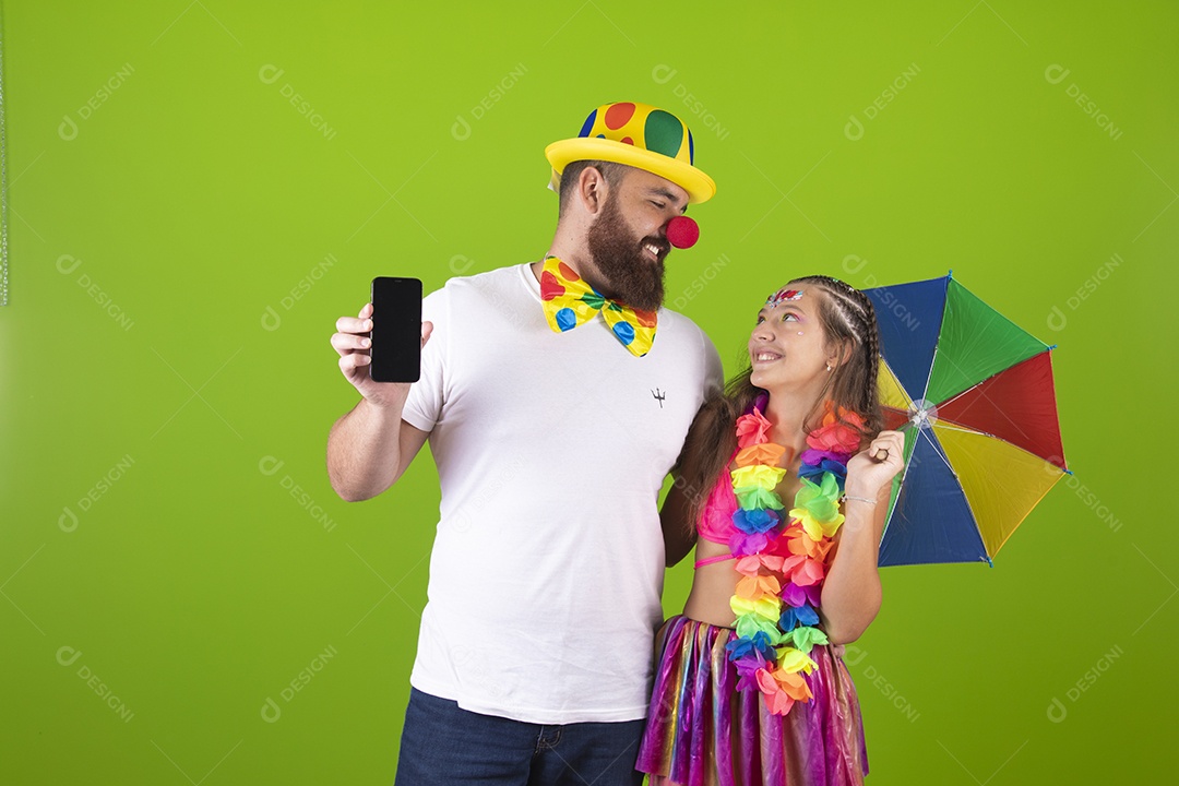 Pai e filha usando fantasias de carnaval sobre fundo isolado