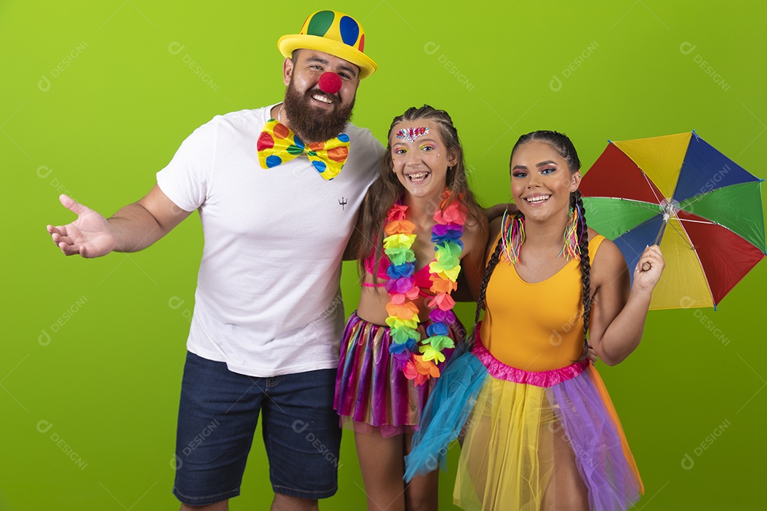 Pai e Mãe e filha usando fantasias de carnaval sobre fundo isolado