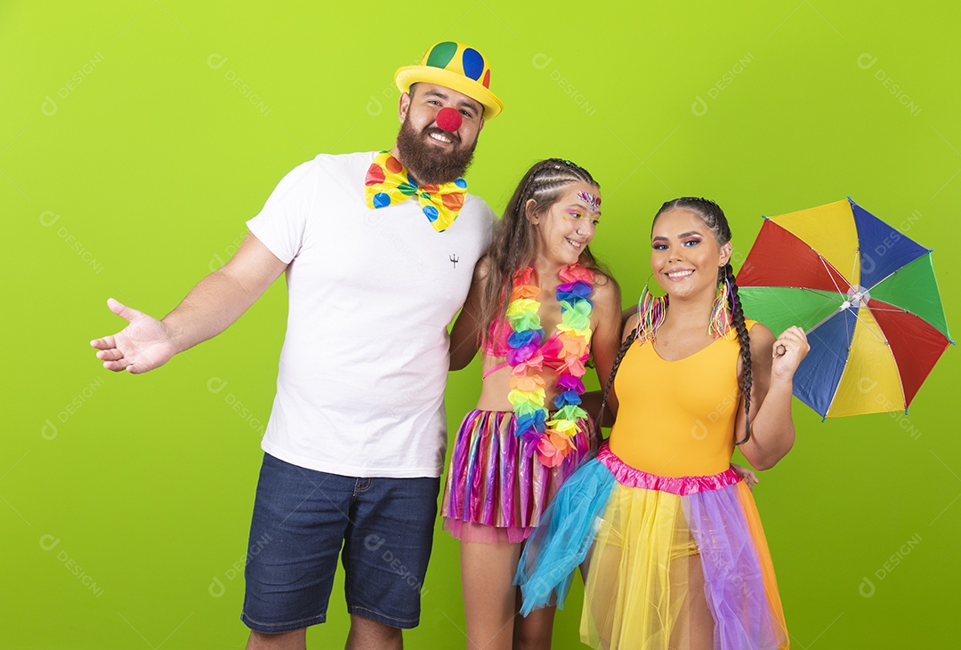 Pai e Mãe e filha usando fantasias de carnaval sobre fundo isolado