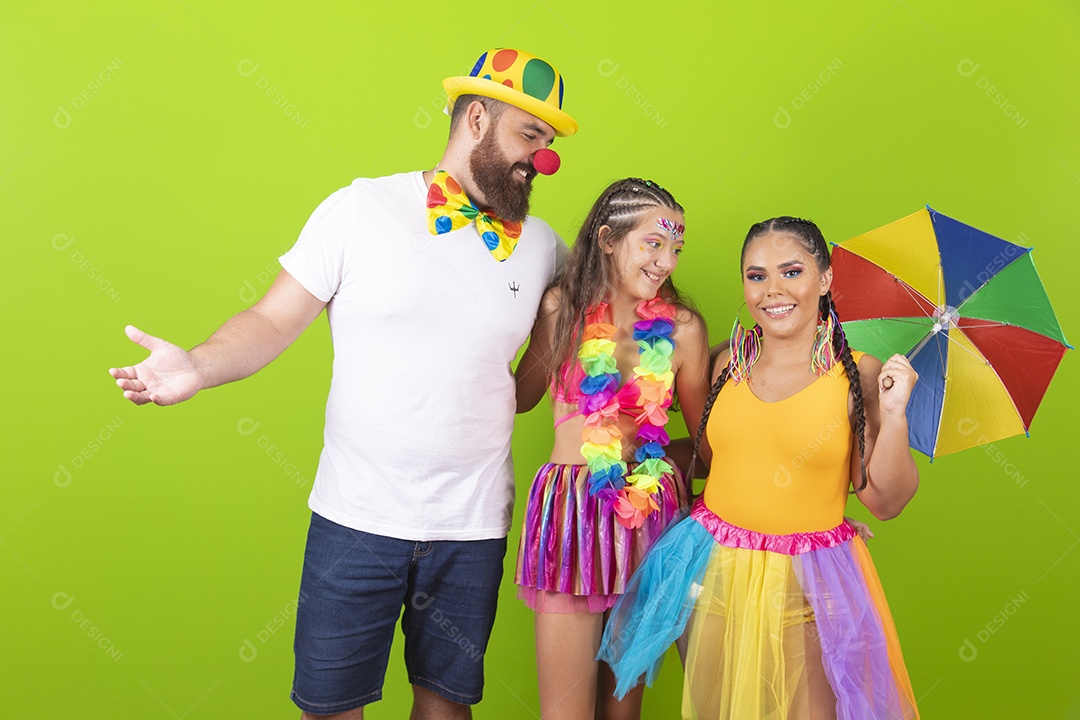 Pai e Mãe e filha usando fantasias de carnaval sobre fundo isolado