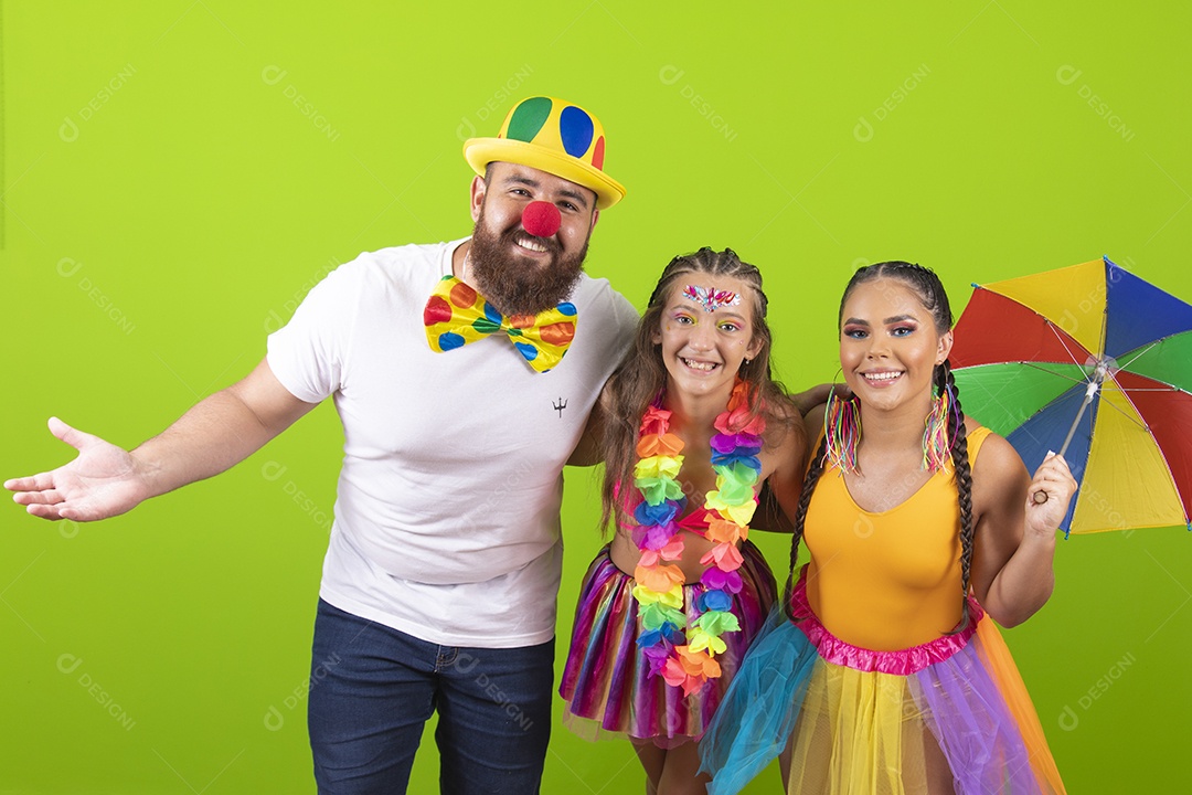 Pai e Mãe e filha usando fantasias de carnaval sobre fundo isolado
