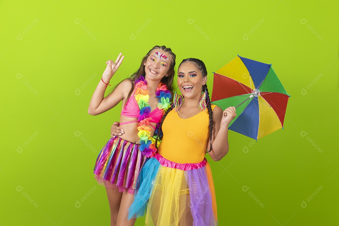 Mãe e filha usando fantasias de carnaval sobre fundo isolado