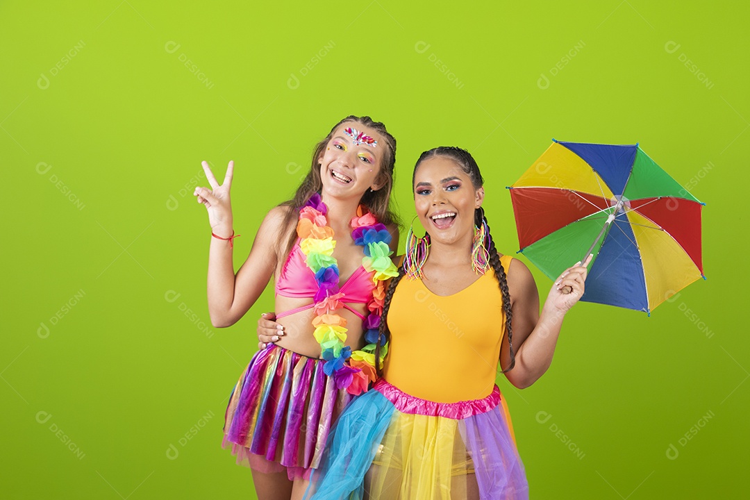 Mãe e filha usando fantasias de carnaval sobre fundo isolado