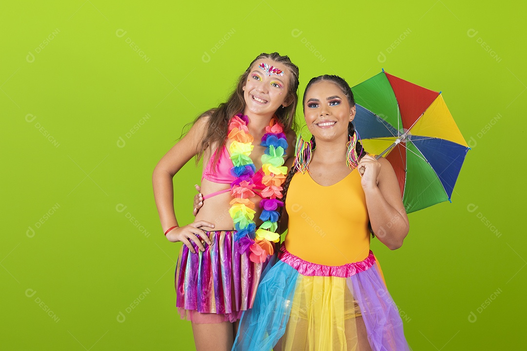 Mãe e filha usando fantasias de carnaval sobre fundo isolado