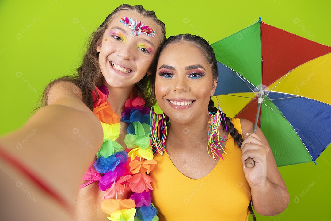 Mãe e filha usando fantasias de carnaval sobre fundo isolado