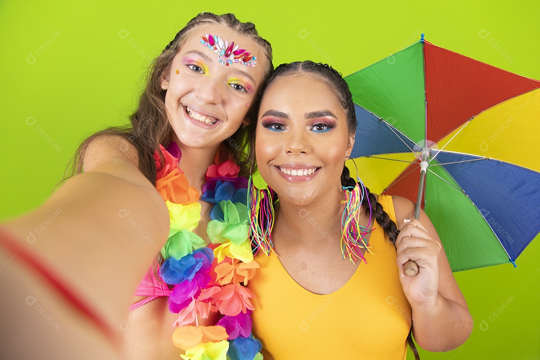 Mãe e filha usando fantasias de carnaval sobre fundo isolado
