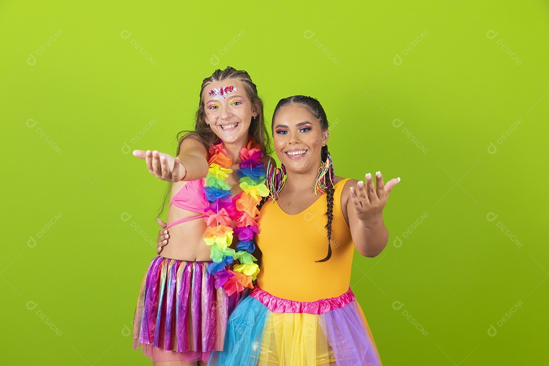 Mãe e filha usando fantasias de carnaval sobre fundo isolado